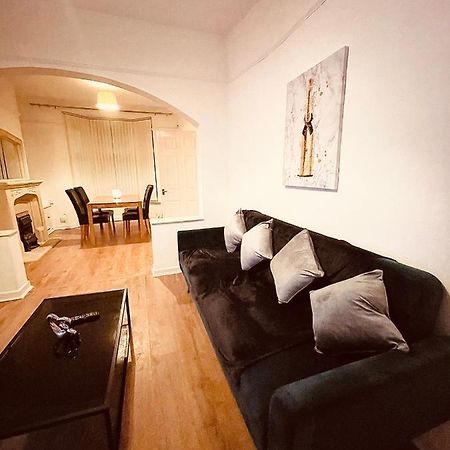 ליברפול Cute Spacious 2 Bedroom House, Sleeps 8, Free Street Parking, Easy Access Lock Box Entry, 2 Minute Drive From City Centre מראה חיצוני תמונה