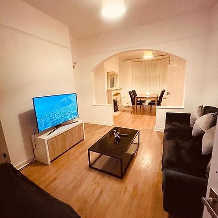 ליברפול Cute Spacious 2 Bedroom House, Sleeps 8, Free Street Parking, Easy Access Lock Box Entry, 2 Minute Drive From City Centre מראה חיצוני תמונה