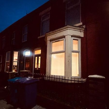 ליברפול Cute Spacious 2 Bedroom House, Sleeps 8, Free Street Parking, Easy Access Lock Box Entry, 2 Minute Drive From City Centre מראה חיצוני תמונה