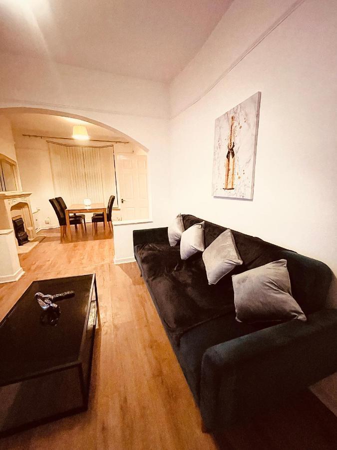 ליברפול Cute Spacious 2 Bedroom House, Sleeps 8, Free Street Parking, Easy Access Lock Box Entry, 2 Minute Drive From City Centre מראה חיצוני תמונה