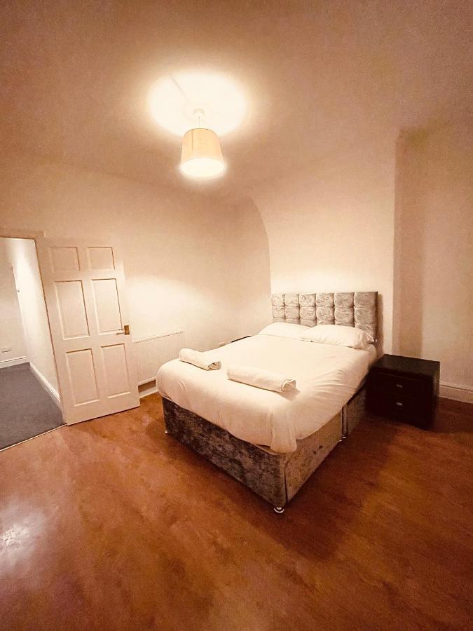 ליברפול Cute Spacious 2 Bedroom House, Sleeps 8, Free Street Parking, Easy Access Lock Box Entry, 2 Minute Drive From City Centre מראה חיצוני תמונה