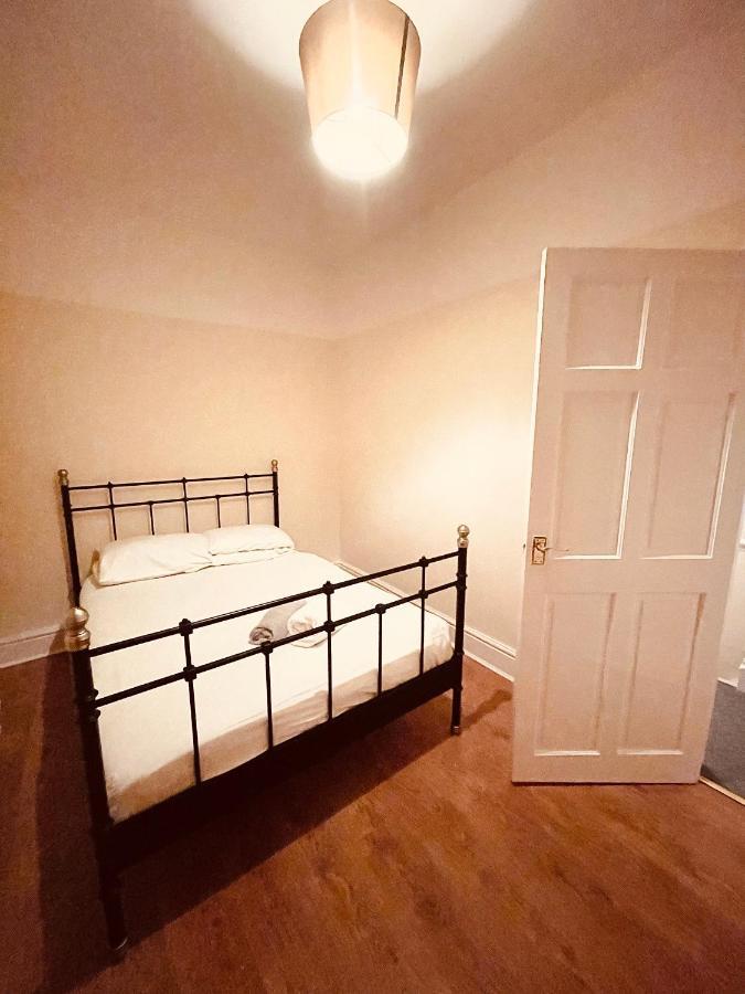 ליברפול Cute Spacious 2 Bedroom House, Sleeps 8, Free Street Parking, Easy Access Lock Box Entry, 2 Minute Drive From City Centre מראה חיצוני תמונה