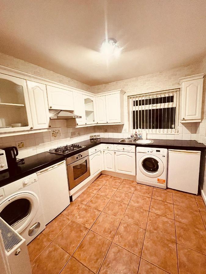 ליברפול Cute Spacious 2 Bedroom House, Sleeps 8, Free Street Parking, Easy Access Lock Box Entry, 2 Minute Drive From City Centre מראה חיצוני תמונה