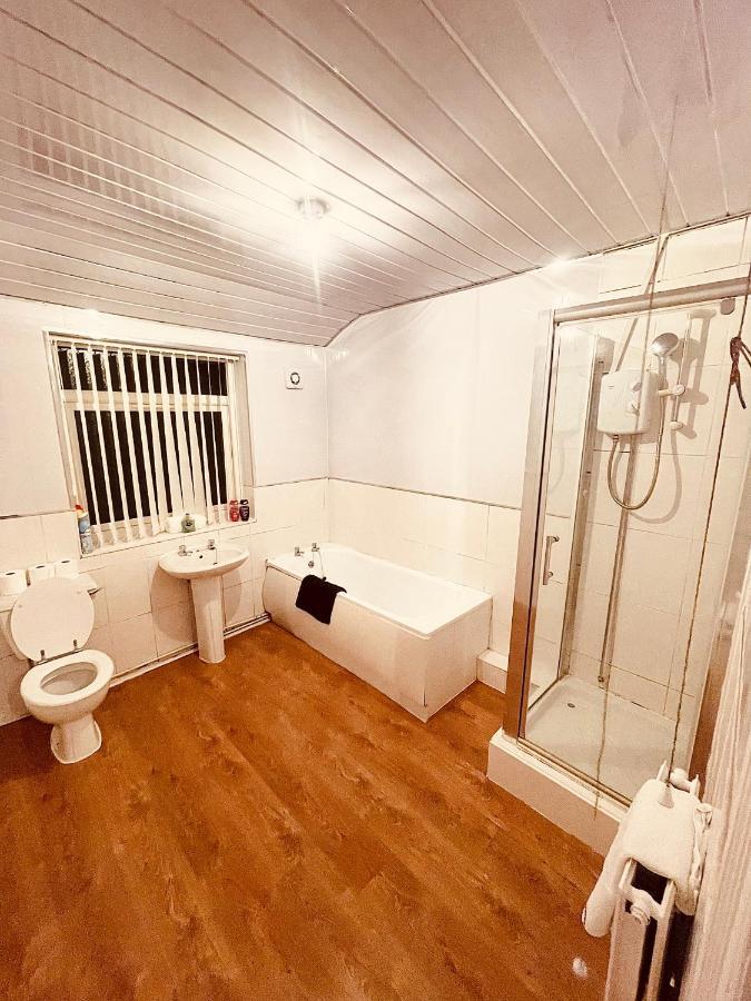 ליברפול Cute Spacious 2 Bedroom House, Sleeps 8, Free Street Parking, Easy Access Lock Box Entry, 2 Minute Drive From City Centre מראה חיצוני תמונה