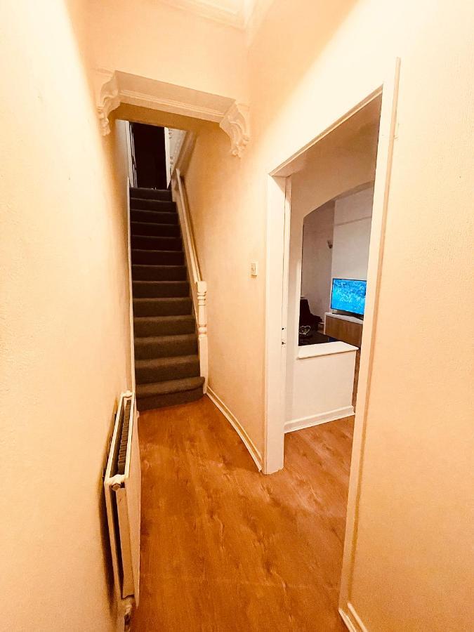 ליברפול Cute Spacious 2 Bedroom House, Sleeps 8, Free Street Parking, Easy Access Lock Box Entry, 2 Minute Drive From City Centre מראה חיצוני תמונה