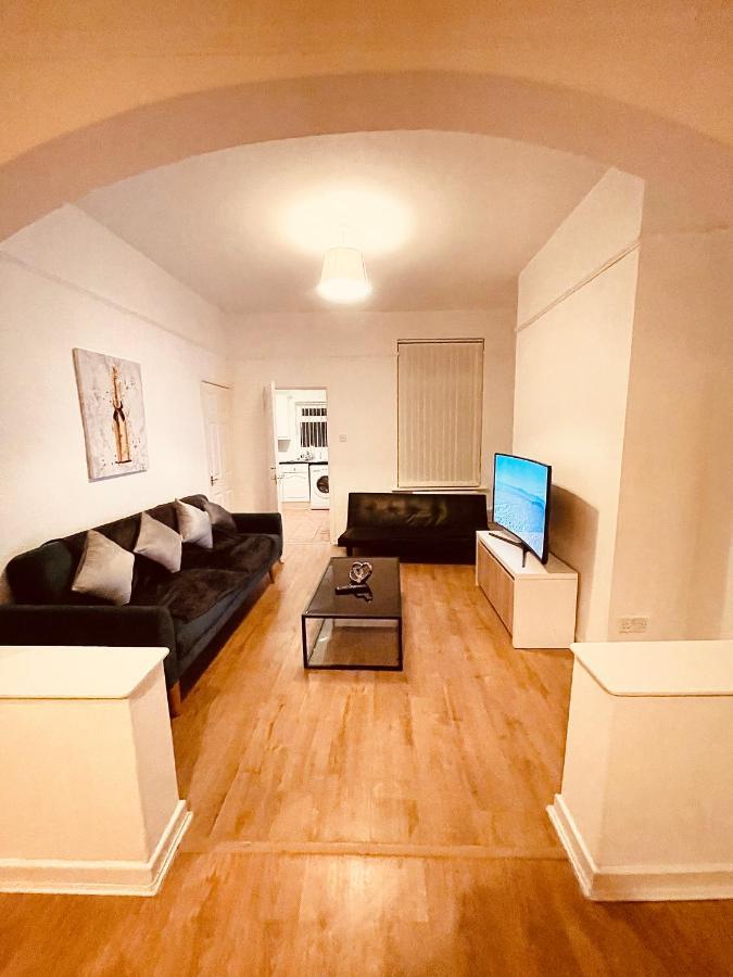 ליברפול Cute Spacious 2 Bedroom House, Sleeps 8, Free Street Parking, Easy Access Lock Box Entry, 2 Minute Drive From City Centre מראה חיצוני תמונה