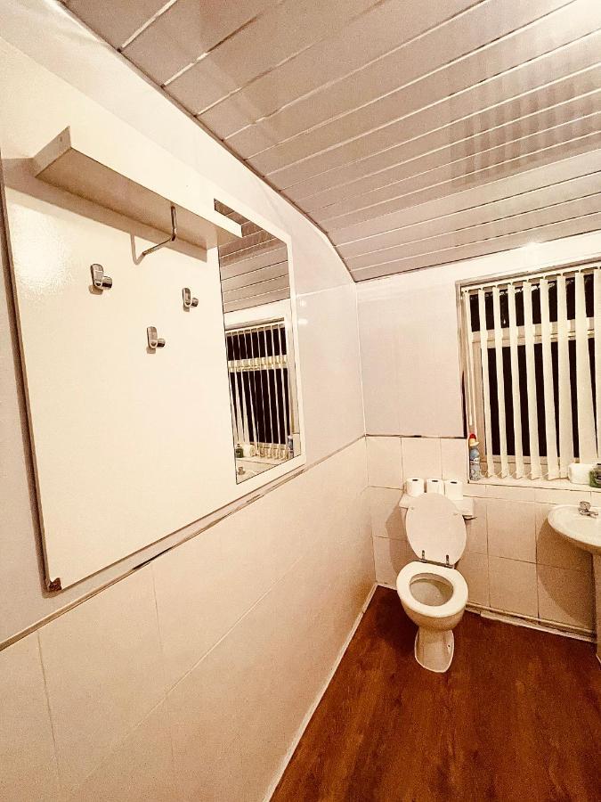 ליברפול Cute Spacious 2 Bedroom House, Sleeps 8, Free Street Parking, Easy Access Lock Box Entry, 2 Minute Drive From City Centre מראה חיצוני תמונה