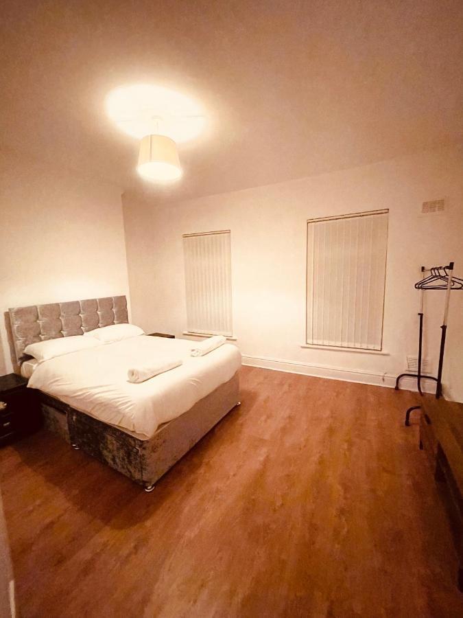 ליברפול Cute Spacious 2 Bedroom House, Sleeps 8, Free Street Parking, Easy Access Lock Box Entry, 2 Minute Drive From City Centre מראה חיצוני תמונה