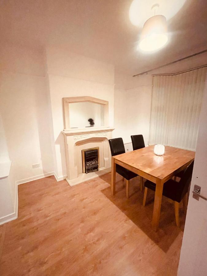 ליברפול Cute Spacious 2 Bedroom House, Sleeps 8, Free Street Parking, Easy Access Lock Box Entry, 2 Minute Drive From City Centre מראה חיצוני תמונה