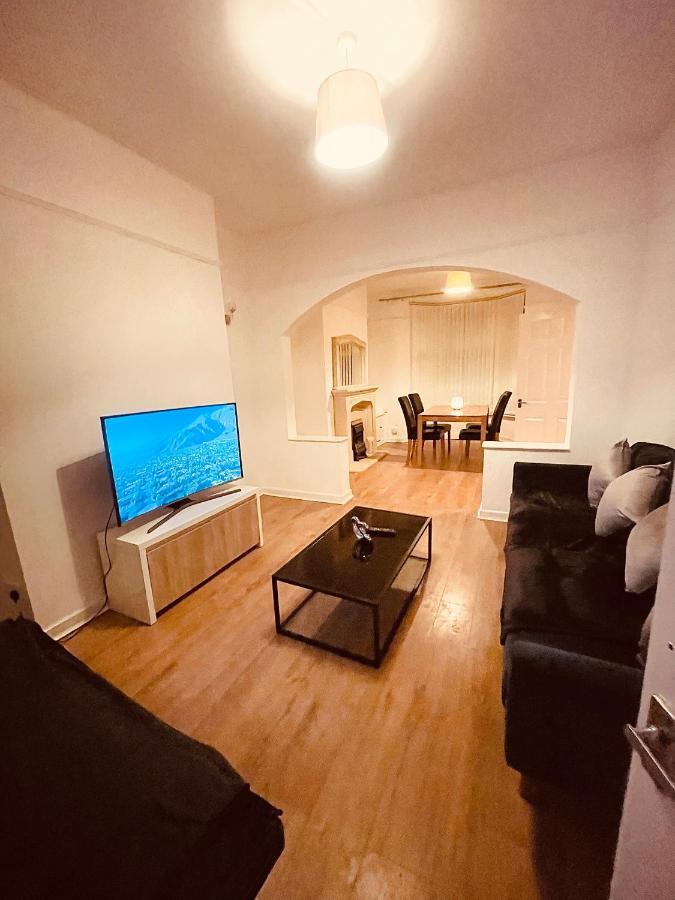 ליברפול Cute Spacious 2 Bedroom House, Sleeps 8, Free Street Parking, Easy Access Lock Box Entry, 2 Minute Drive From City Centre מראה חיצוני תמונה