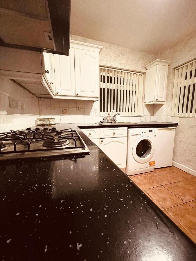 ליברפול Cute Spacious 2 Bedroom House, Sleeps 8, Free Street Parking, Easy Access Lock Box Entry, 2 Minute Drive From City Centre מראה חיצוני תמונה